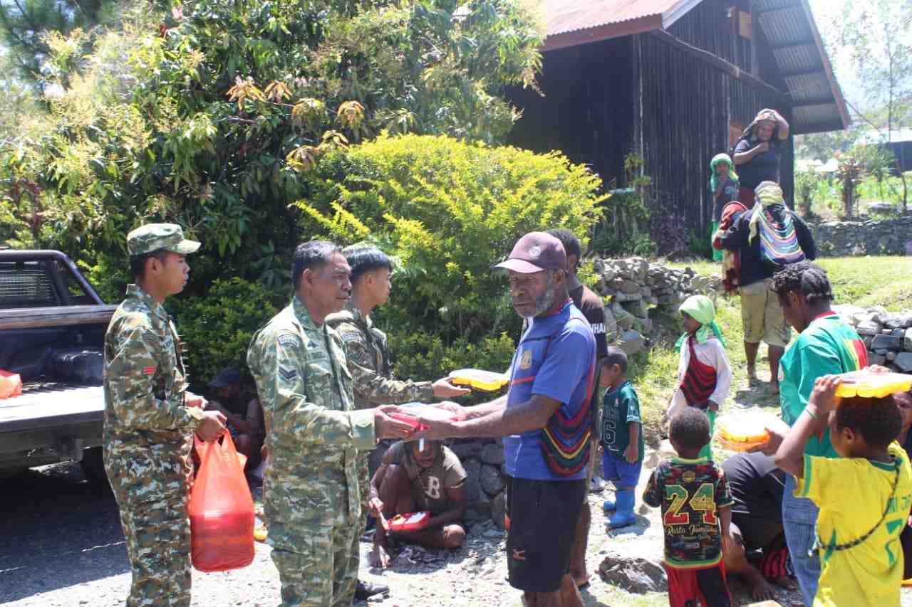 HUT Ke-81 TNI, Kodim 1714 Puncak Jaya Berbagi Kasih dengan Warga 1 HUT Ke-81 TNI, Kodim 1714 Puncak Jaya Berbagi Kasih dengan Warga