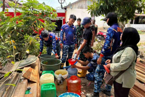 Lanud Sjamsudin Noor Salurkan Air Bersih untuk Warga Terdampak Kekeringan