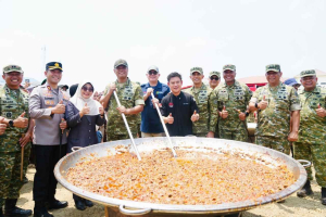 Wakil Panglima TNI Bagikan Sembako dan Tinjau Kuali Merah Putih di Pandeglang