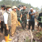 Danlanud Sjamsudin Noor Dampingi Menhut Tinjau Hutan Lindung Liang Anggang
