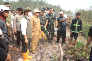 Danlanud Sjamsudin Noor Dampingi Menhut Tinjau Hutan Lindung Liang Anggang