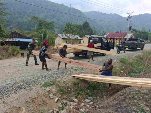 Satgas TMMD Kodim 1808/Mansel dan Warga Gotong Royong Angkut Material Pembangunan