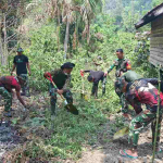 TNI dan Warga Kampung Yamboi Gotong Royong Siapkan Lahan Pembangunan MCK