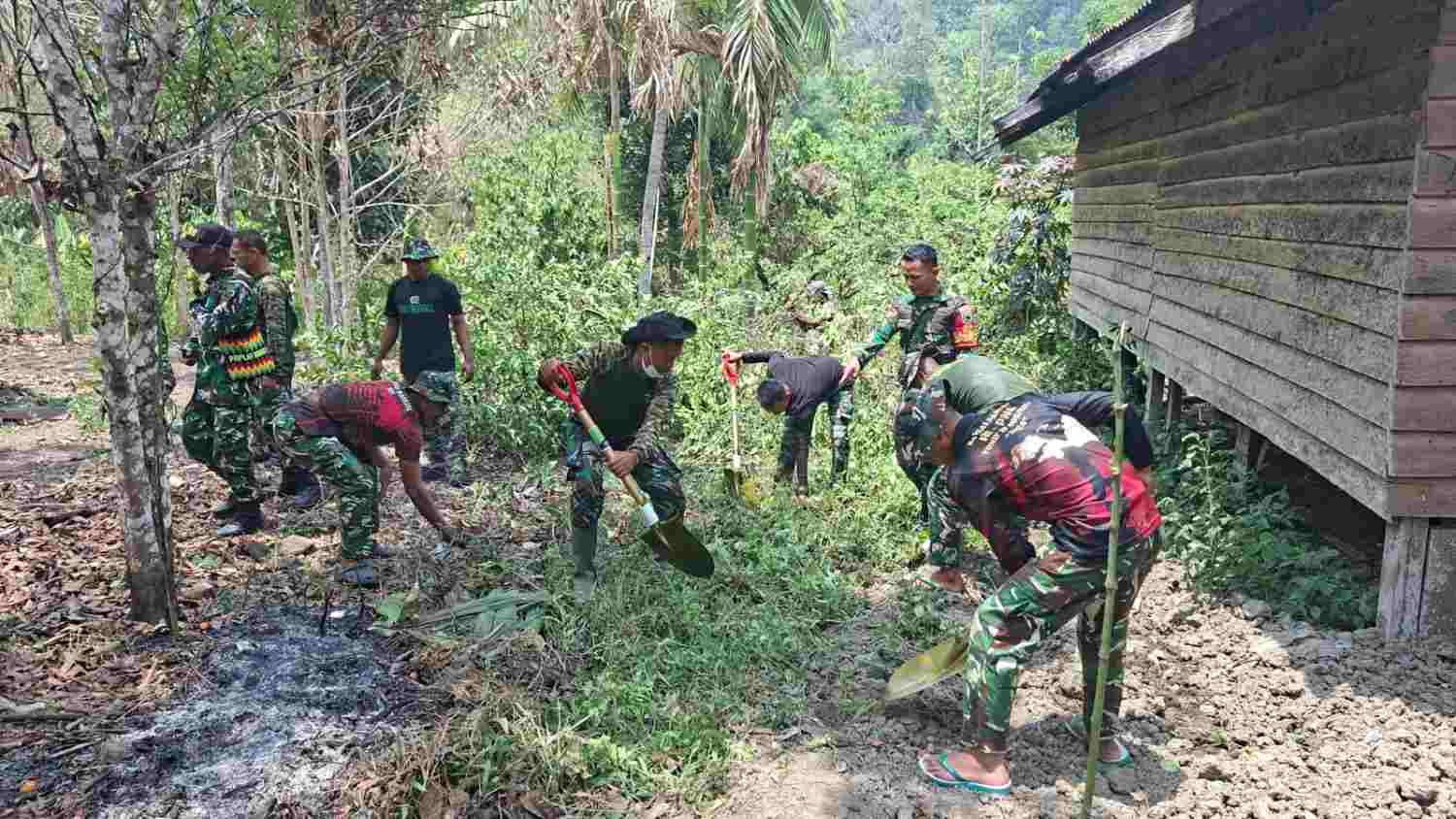 TNI dan Warga Kampung Yamboi Gotong Royong Siapkan Lahan Pembangunan MCK 1 TNI dan Warga Kampung Yamboi Gotong Royong Siapkan Lahan Pembangunan MCK