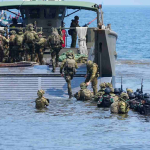 TNI dan ADF Mantapkan Latihan Pendaratan Amfibi di Pantai Banongan