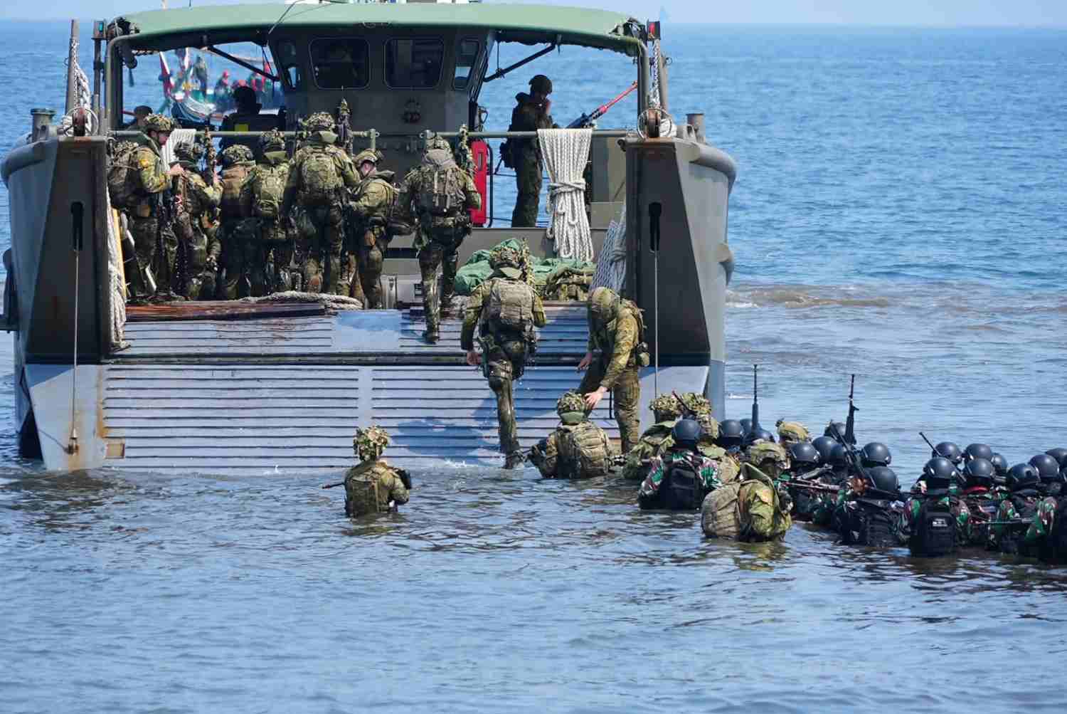 TNI dan ADF Mantapkan Latihan Pendaratan Amfibi di Pantai Banongan 1 TNI dan ADF Mantapkan Latihan Pendaratan Amfibi di Pantai Banongan