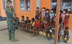 Satgas TMMD ke-130 Kodim 1808/Mansel Edukasi Anak Yamboi Cegah ISPA