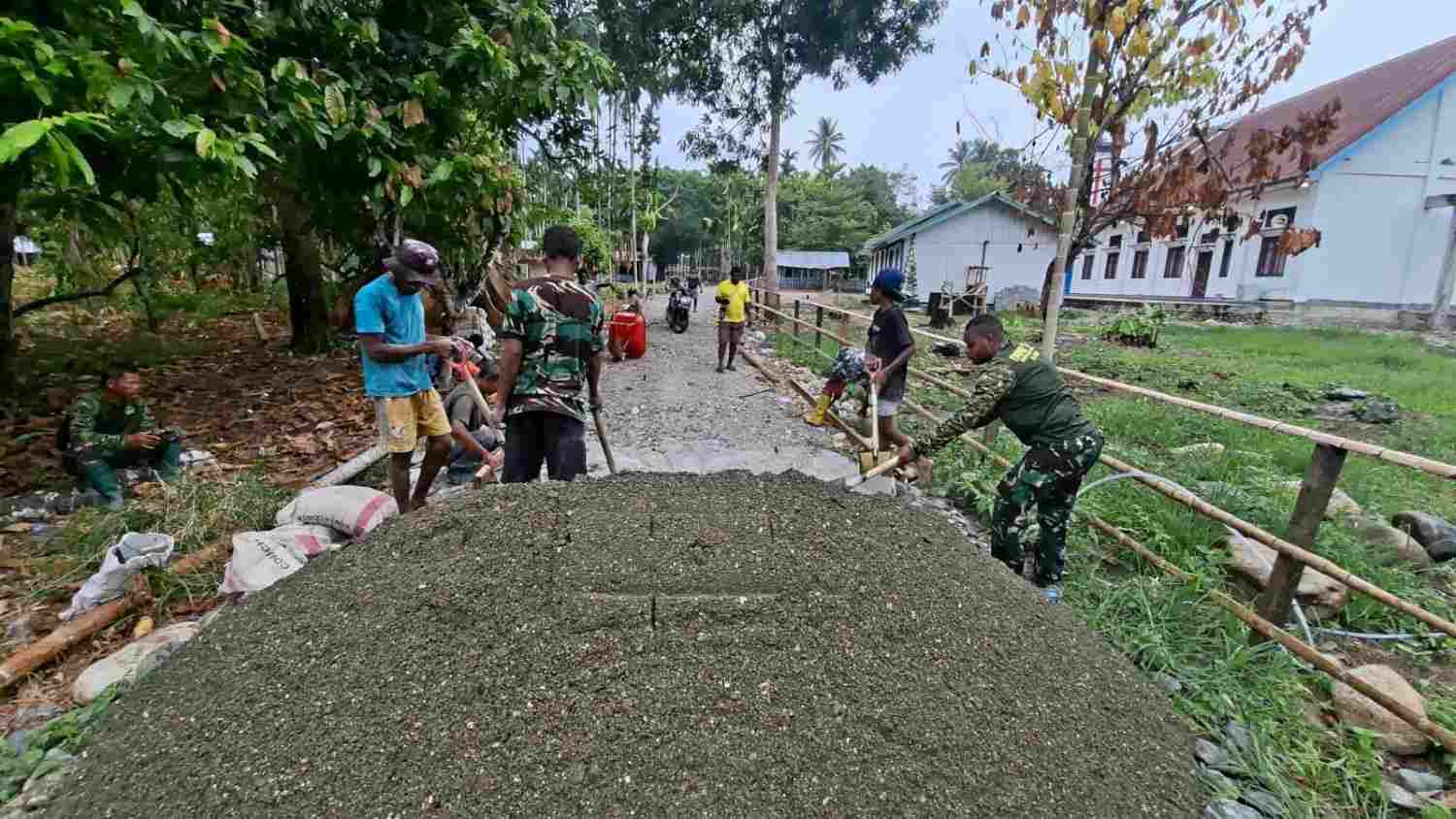 Satgas TMMD ke-130 Kodim 1808/Mansel dan Warga Gotong Royong Bangun Jalan