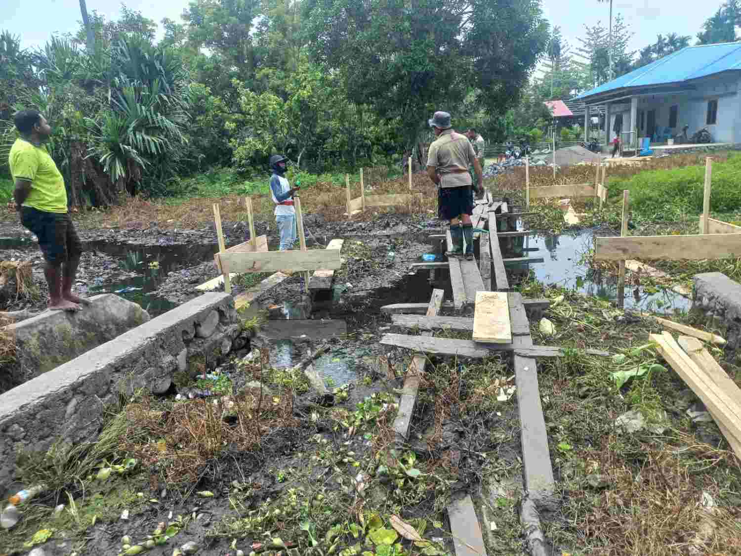 Satgas TMMD ke-130 Bangun Jembatan untuk Permudah Mobilitas Warga Mansel 1 Satgas TMMD ke-130 Bangun Jembatan untuk Permudah Mobilitas Warga Mansel
