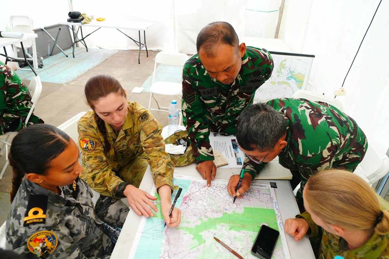 TNI–ADF Simulasikan Evakuasi Warga akibat Erupsi Gunung Raung 1 TNI–ADF Simulasikan Evakuasi Warga akibat Erupsi Gunung Raung