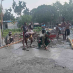 Satgas TMMD dan Warga Gotong Royong Bangun Jalan Kampung Yamboi