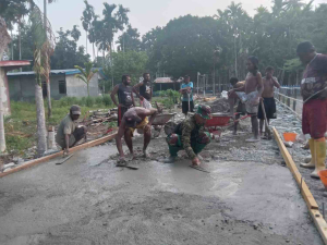 Satgas TMMD dan Warga Gotong Royong Bangun Jalan Kampung Yamboi