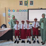 Persit Kodim 1808/Mansel Bantu Seragam Sekolah untuk Siswa Kampung Nuhuwei