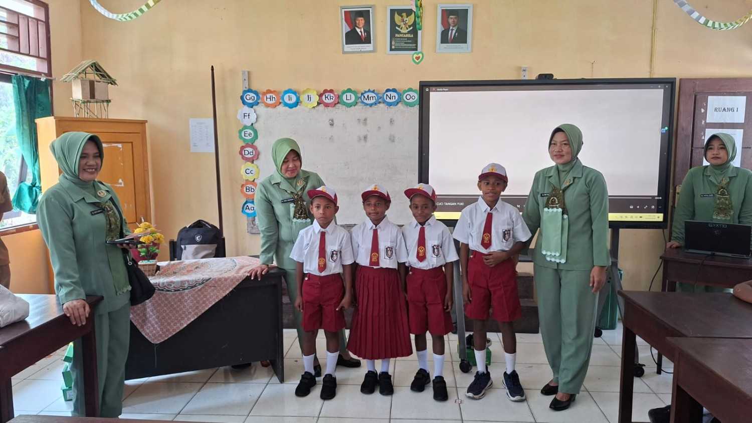 Persit Kodim 1808/Mansel Bantu Seragam Sekolah untuk Siswa Kampung Nuhuwei 1 Persit Kodim 1808/Mansel Bantu Seragam Sekolah untuk Siswa Kampung Nuhuwei