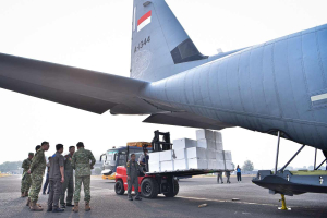 TNI Salurkan 9,6 Ton Material Modifikasi Cuaca untuk Tangani Karhutla Kalsel