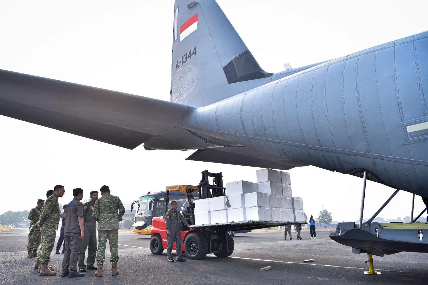 TNI Salurkan 9,6 Ton Material Modifikasi Cuaca untuk Tangani Karhutla Kalsel