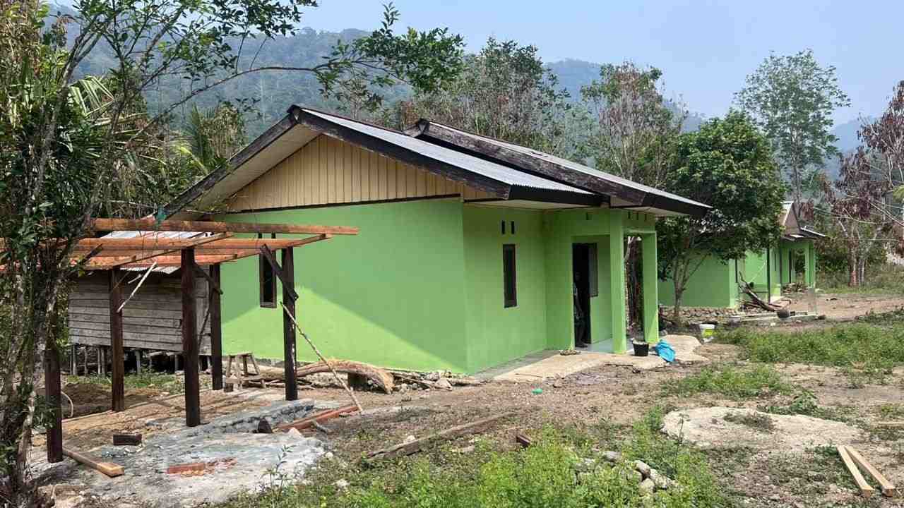 Satgas TMMD ke-130 Percantik Rumah Warga Oransbari, Mansel