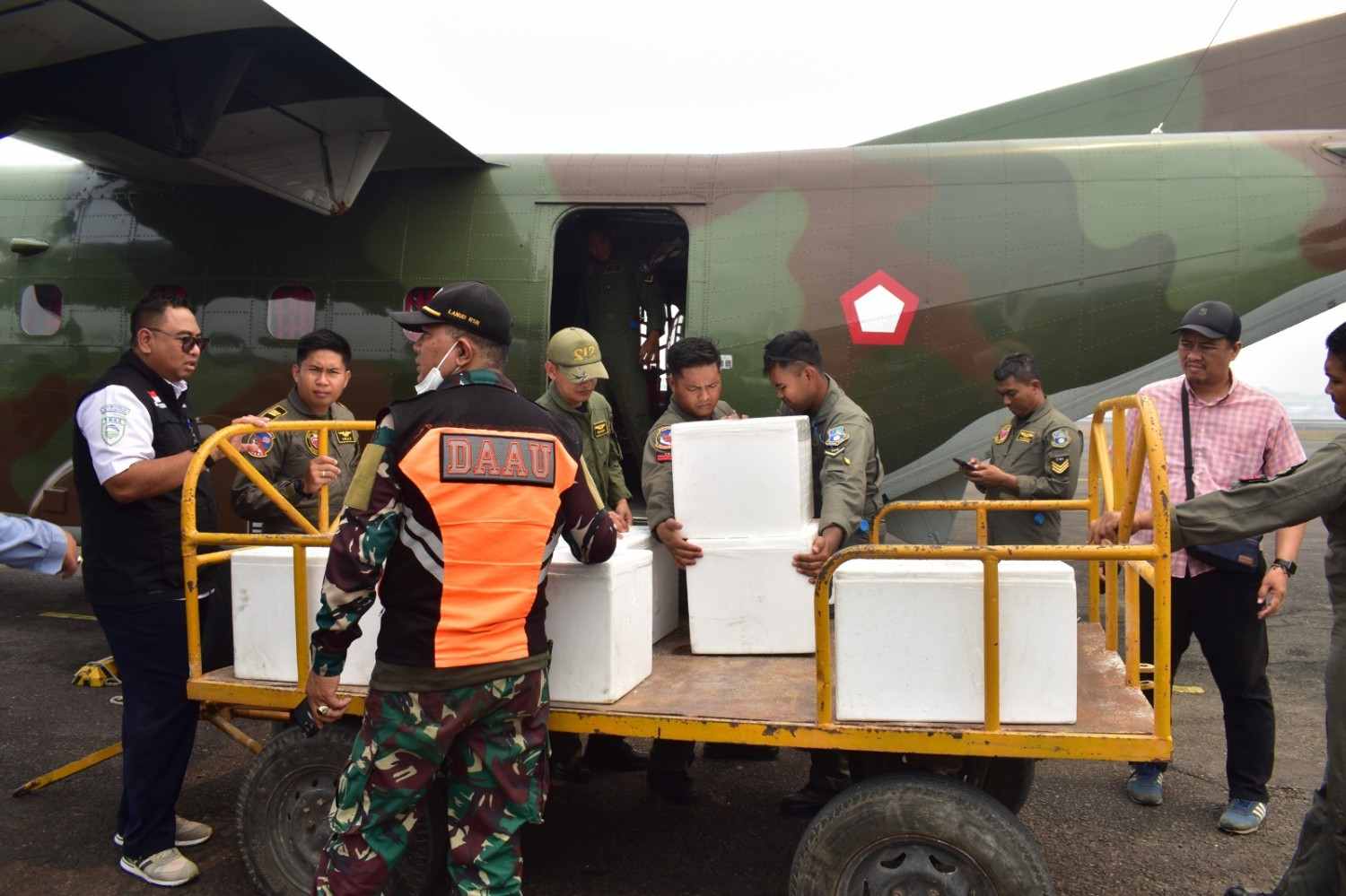 TNI Kerahkan Dua Pesawat C-212 untuk Atasi Gangguan Asap Karhutla di Palembang