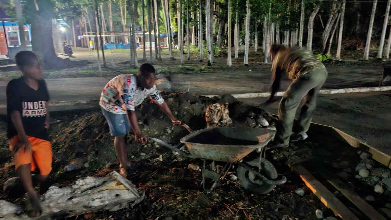 Satgas TMMD ke-130 dan Warga Yamboi Lembur, Target Pembangunan Jalan Dikejar 1 Satgas TMMD ke-130 dan Warga Yamboi Lembur, Target Pembangunan Jalan Dikejar