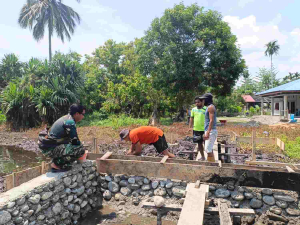 Medan Berlumpur Hambat Pembangunan Jembatan TMMD ke-130 di Yamboi