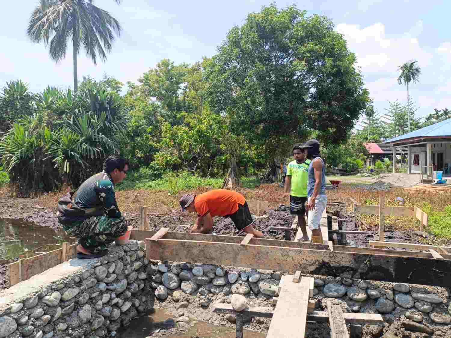 Medan Berlumpur Hambat Pembangunan Jembatan TMMD ke-130 di Yamboi