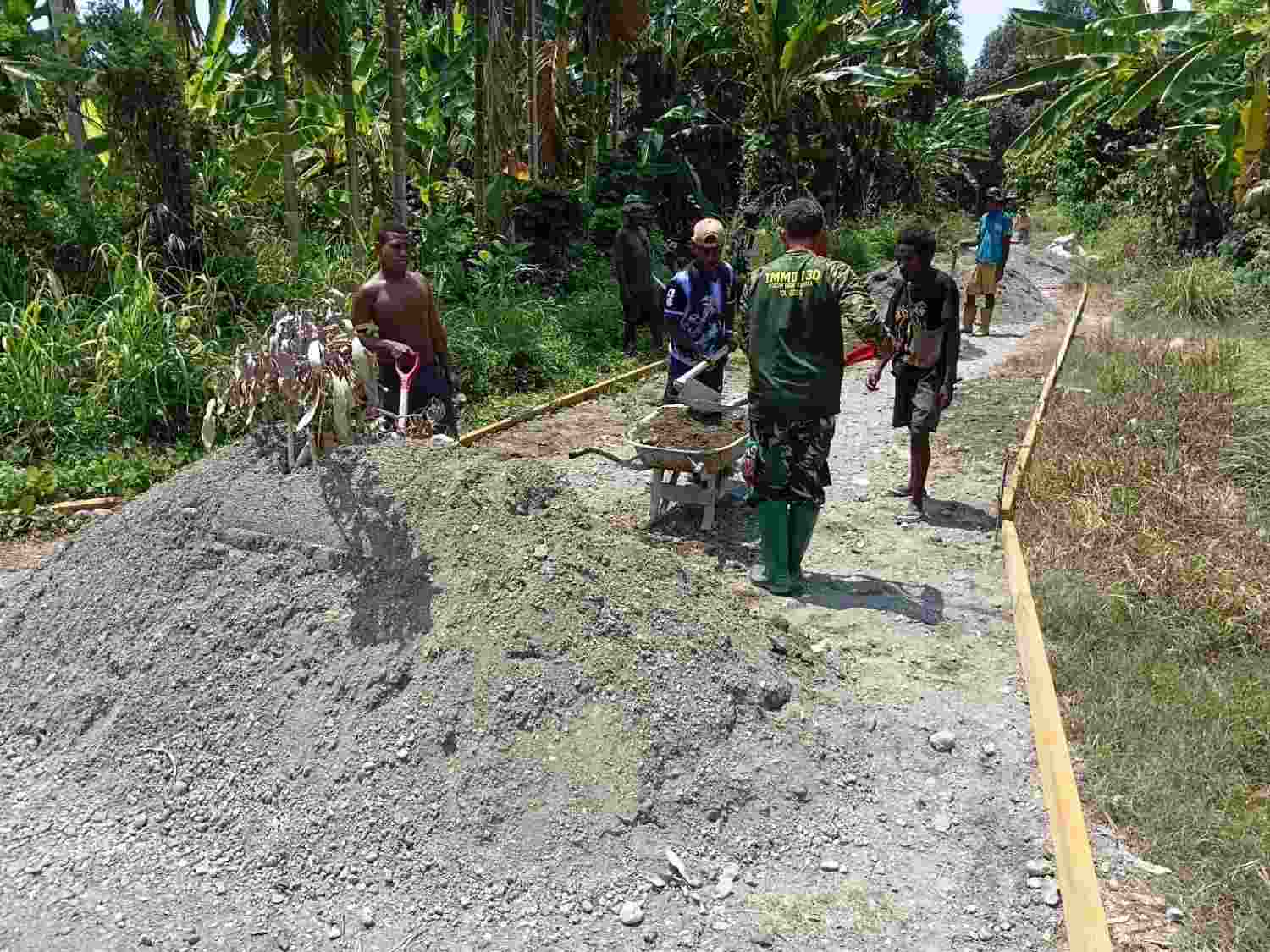 Satgas TMMD Ke-130 dan Warga Yamboi Percepat Pembangunan Jalan