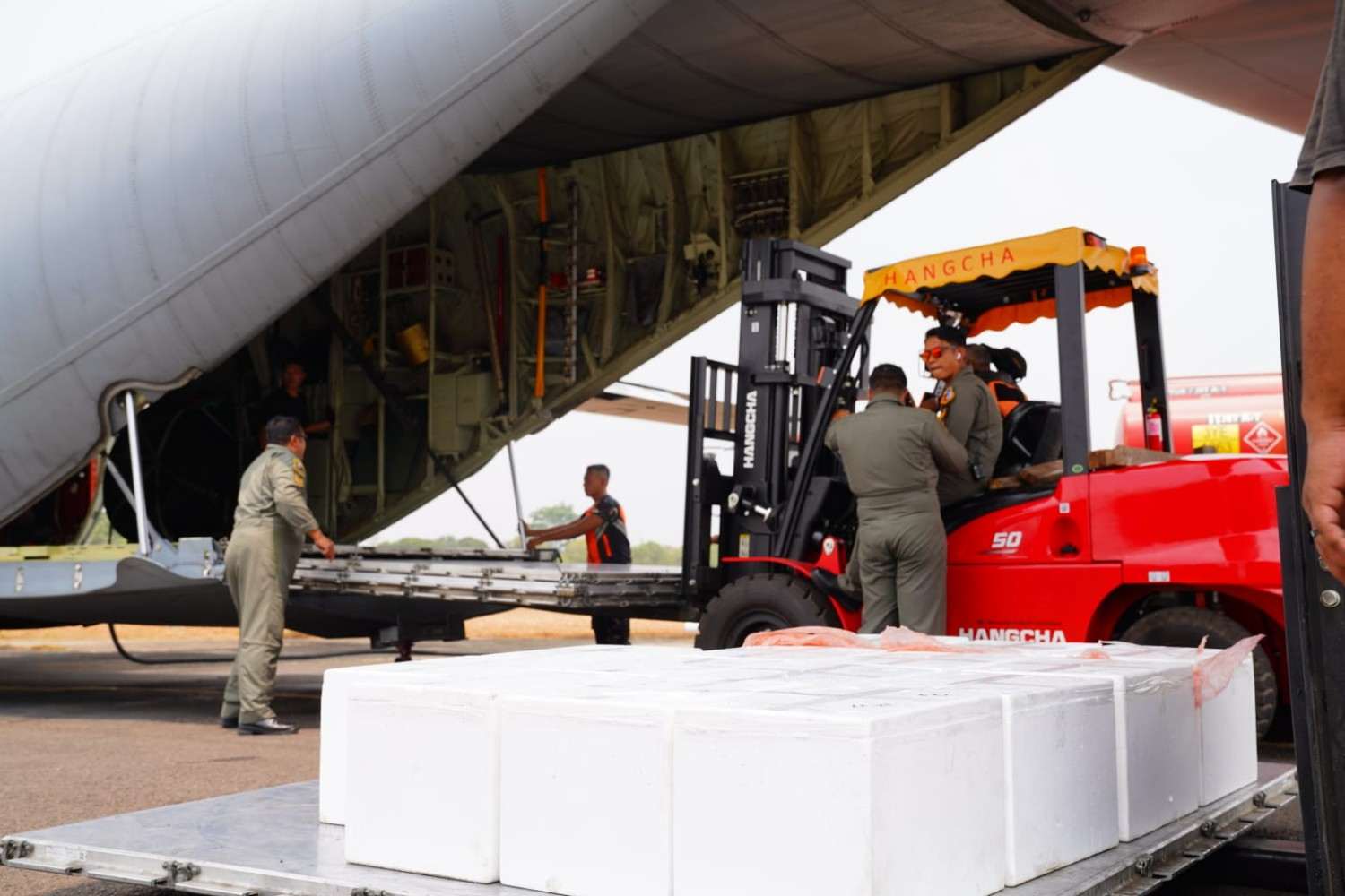 TNI Kirim 9,5 Ton Bahan Semai untuk OMC Karhutla di Dua Wilayah