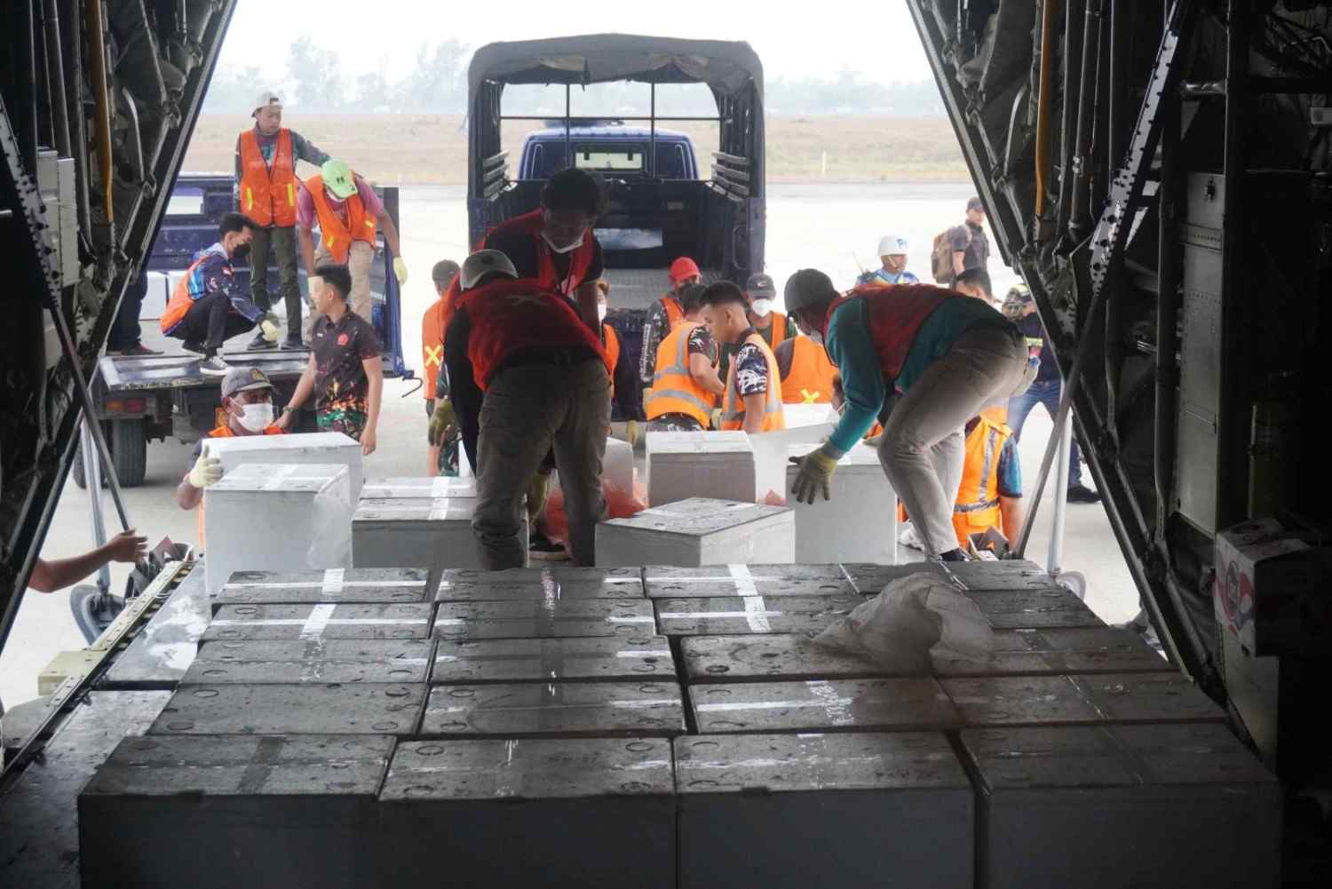 TNI Semai 4,2 Ton Bahan Modifikasi Cuaca untuk Tangani Karhutla Kalsel