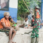 Babinsa Potowaiburu Ajak Warga Cegah Karhutla Lewat Komunikasi Sosial