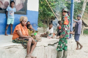 Babinsa Potowaiburu Ajak Warga Cegah Karhutla Lewat Komunikasi Sosial