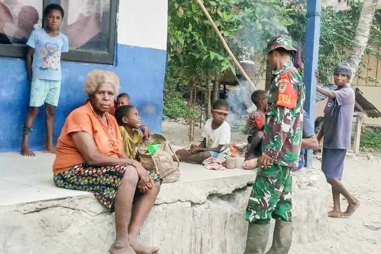 Babinsa Potowaiburu Ajak Warga Cegah Karhutla Lewat Komunikasi Sosial