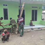 Prajurit TMMD Bantu Lansia Berusia Seabad Angkut Kayu Bakar di Mansel