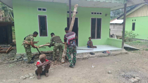 Prajurit TMMD Bantu Lansia Berusia Seabad Angkut Kayu Bakar di Mansel