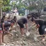 Mama-Mama Kampung Yamboi Ikut Bangun Jalan Bersama Satgas TMMD