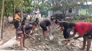 Mama-Mama Kampung Yamboi Ikut Bangun Jalan Bersama Satgas TMMD