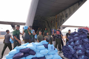 Hari Kesebelas OMC, TNI Kerahkan Dua Hercules Bawa Bahan Semai ke Banjarmasin