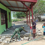 Satgas TMMD Ke-130 Cor Teras Rumah Warga di Manokwari Selatan