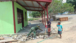 Satgas TMMD Ke-130 Cor Teras Rumah Warga di Manokwari Selatan