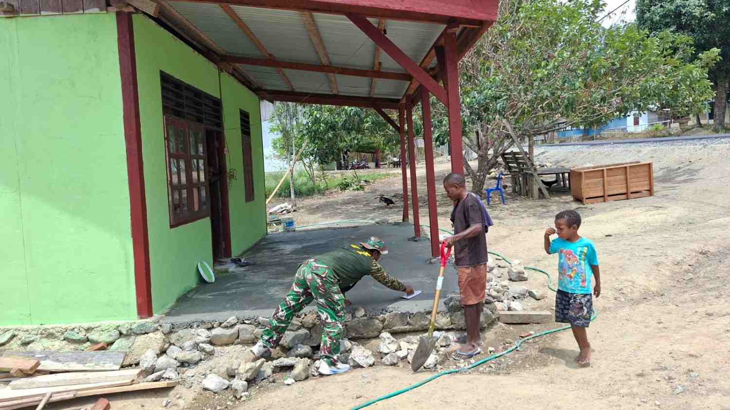 Satgas TMMD Ke-130 Cor Teras Rumah Warga di Manokwari Selatan