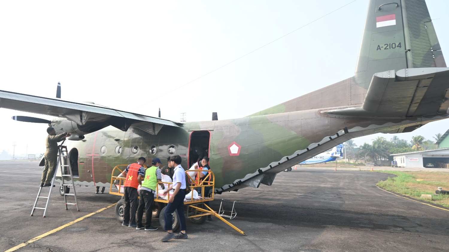 TNI Tabur 10 Ton Bahan Semai, OMC Picu Hujan di Sumatera Selatan