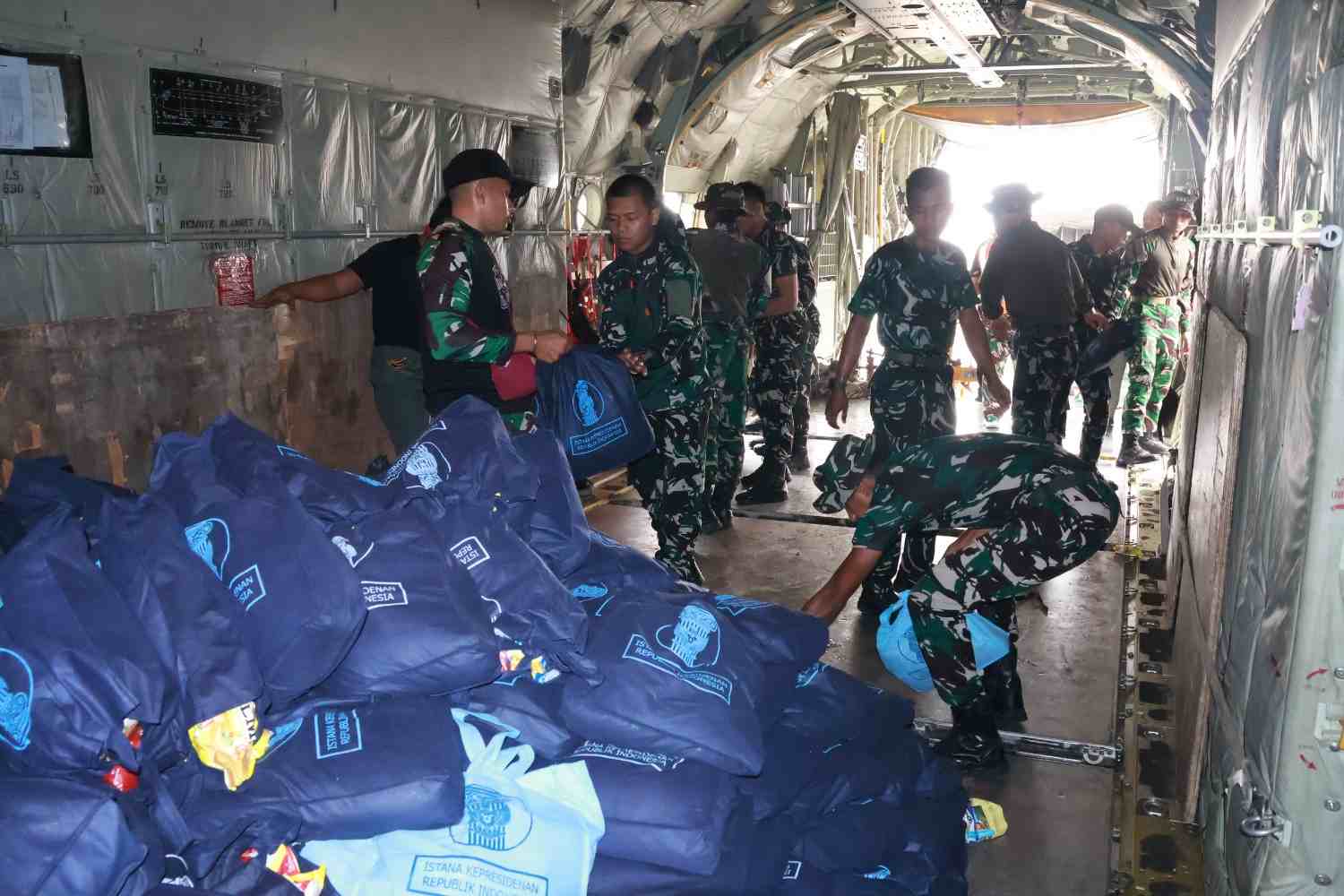 TNI Kerahkan Tiga Jenis Pesawat, 10,8 Ton Bahan Semai Dukung OMC Kalimantan