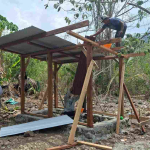 Satgas TMMD Ke-130 Bangun MCK, Atap Seng Mulai Terpasang di Yamboi Gunung