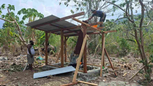 Satgas TMMD Ke-130 Bangun MCK, Atap Seng Mulai Terpasang di Yamboi Gunung