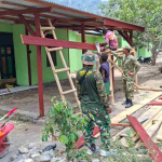 Satgas TMMD ke-130 Pasang Lisplang, Rumah Warga Yamboi Kian Rapi
