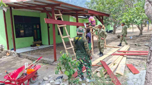 Satgas TMMD ke-130 Pasang Lisplang, Rumah Warga Yamboi Kian Rapi