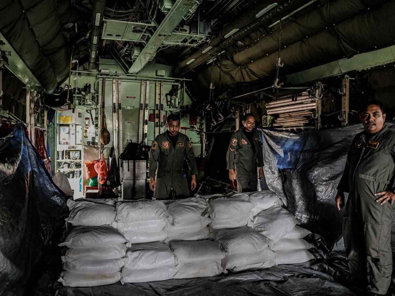 TNI Kirim 23 Ton Garam Semai, OMC Sasar Palembang dan Banjarmasin