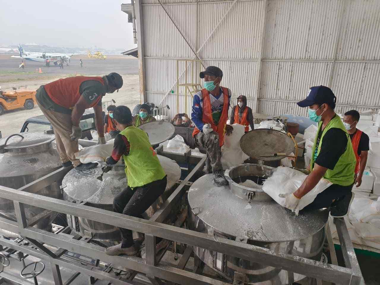 TNI Semai 9 Ton Bahan Modifikasi Cuaca, Hujan Turun di Sumatera Selatan