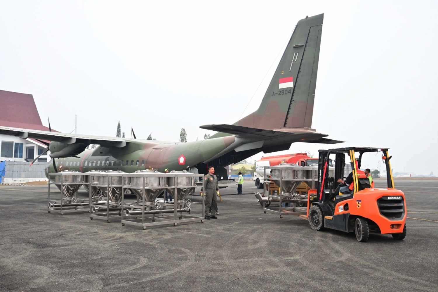 TNI Semai 10,8 Ton Bahan Modifikasi Cuaca, Hujan Turun di Sejumlah Wilayah Kalimantan