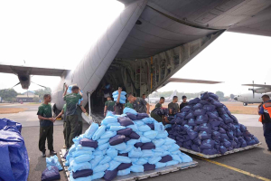 TNI Salurkan 20 Ton Garam Semai dan 600 Kg Dry Ice untuk Tekan Karhutla
