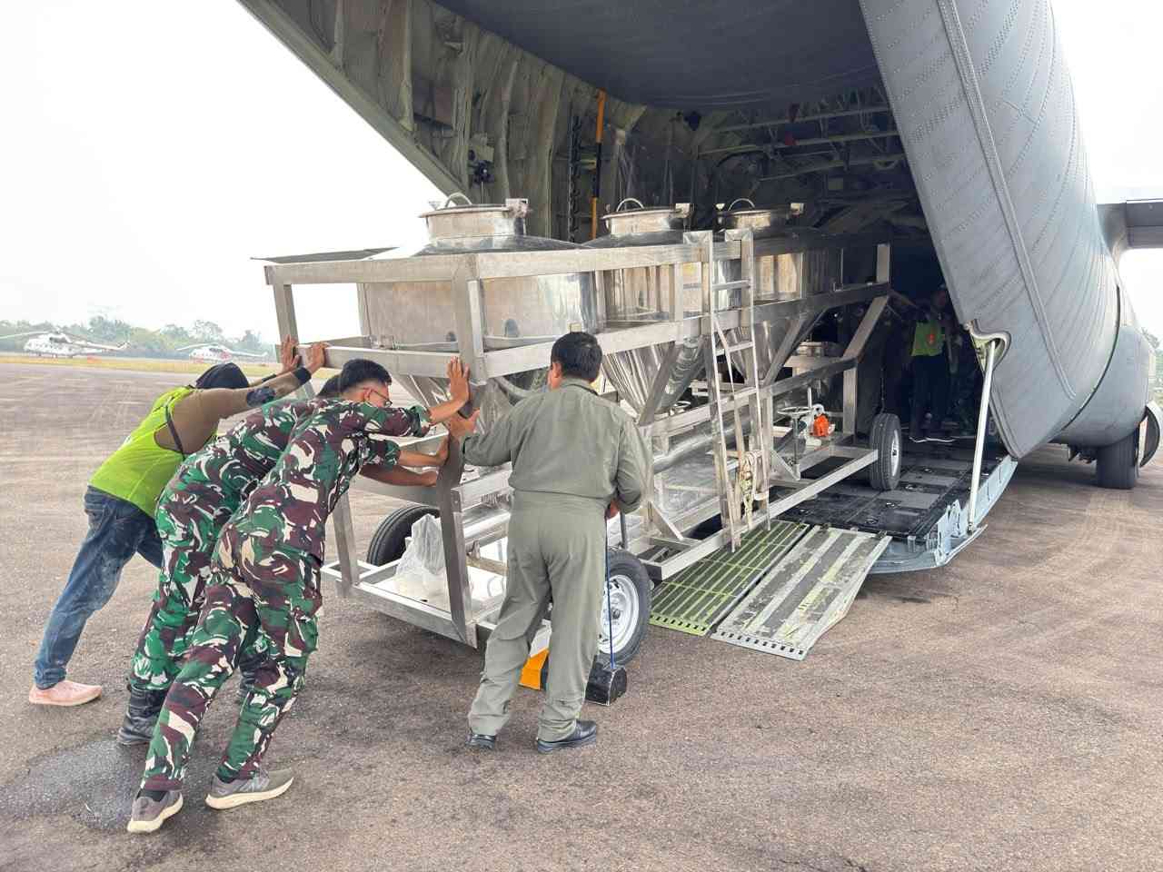 Satgas Udara Semai 7,2 Ton Bahan Modifikasi Cuaca di Palembang